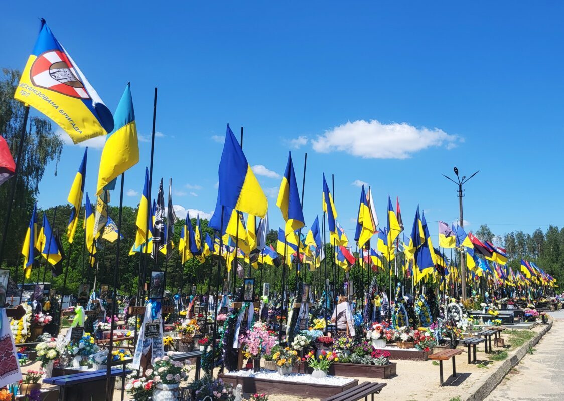 Діти вшанували Захисників на Алеї Героїв у День Незалежності