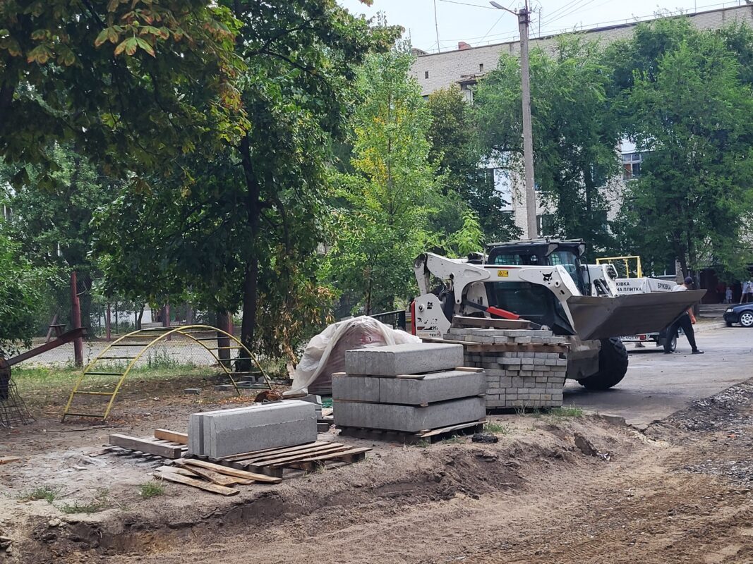 У Ковелі ремонтують двори: вирішують проблему підтоплень та оновлюють території
