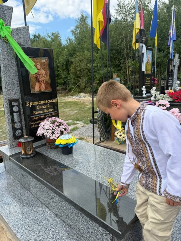Діти вшанували Захисників на Алеї Героїв у День Незалежності