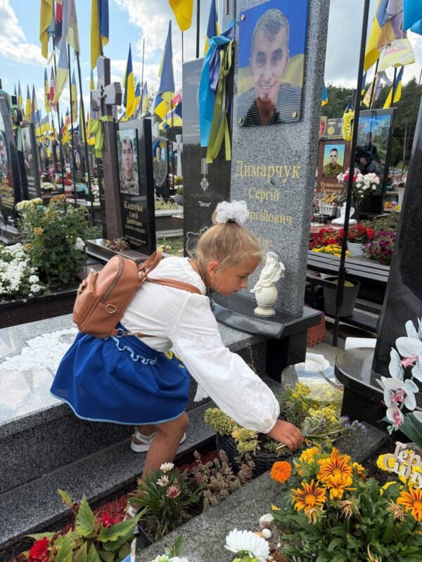 Діти вшанували Захисників на Алеї Героїв у День Незалежності