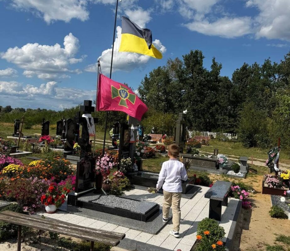Діти вшанували Захисників на Алеї Героїв у День Незалежності