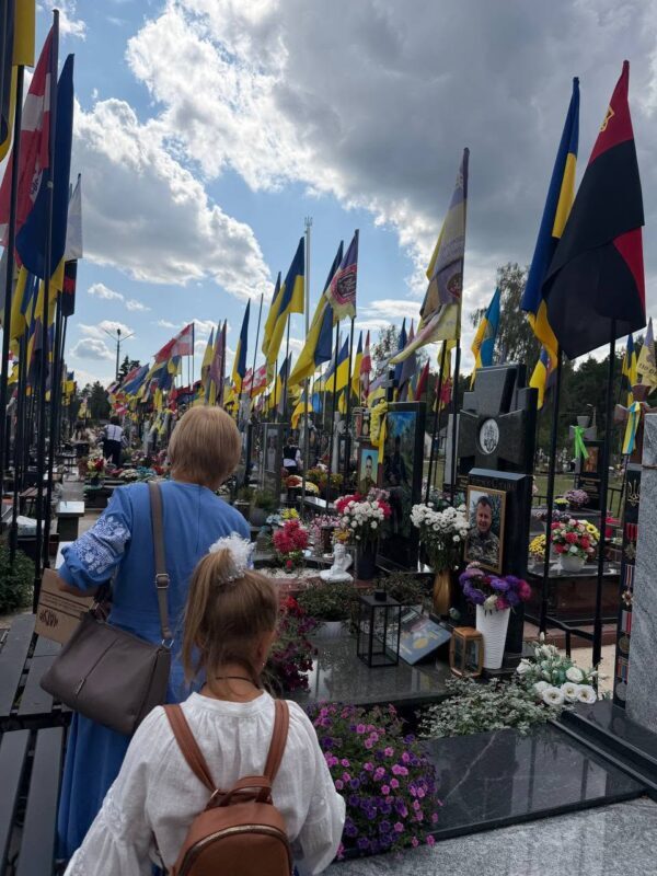 Діти вшанували Захисників на Алеї Героїв у День Незалежності