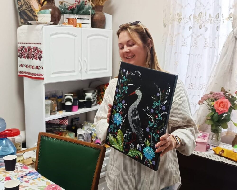 У Ковелі жінки, які втратили рідних на війні, розписували глиняні вироби